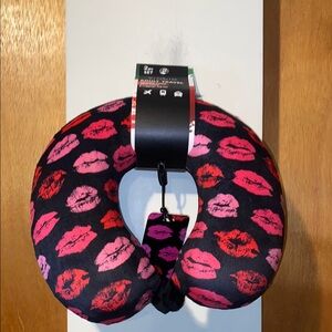 💋NWT 2PC Set VIGGIO Memory Foam Black Travel Neck Pillow with Pink & Red Lips